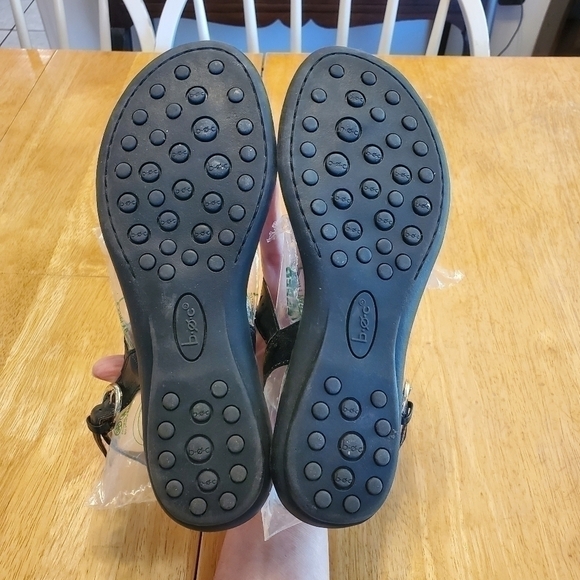 Born Concepts Faux Leather Women's Sandals With Buckle Closure sz 9m - Picture 5 of 11